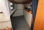 Chaparral 270 Signature - Large mid cabin bed with port hole