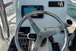 Pathfinder 2300 HPS - Steering console of 2017 Pathfinder 2300 HPS boat with navigation equipment.