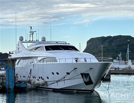 Ferretti Yachts Customline 112