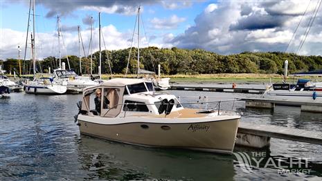 HUNTER BOATS LANDAU 20