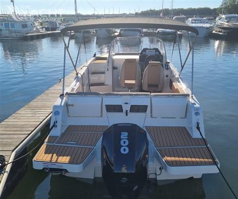 Quicksilver 755 sundeck