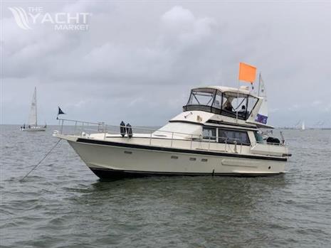 Cytra Bavaria 40 - 1986 Cytra Bavaria 40 yacht anchored on calm waters under cloudy skies.