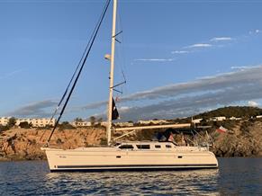 Hunter 44 DECK SALOON