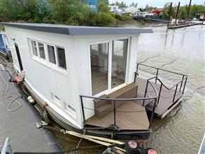 HOUSEBOAT HAMBURGER SPITZSCHUTE