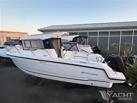 Parker 700 Pilothouse