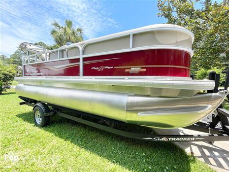 Sun Tracker Party Barge 18 DLX - Sun Tracker Party Barge 18 DLX