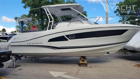 Jeanneau LEADER 9.0WA - 2023 Jeanneau LEADER 9.0WA boat on display, white hull, outdoor setting.