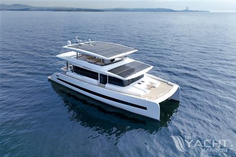 Vision F 80 Tri-deck Open Solar-powered