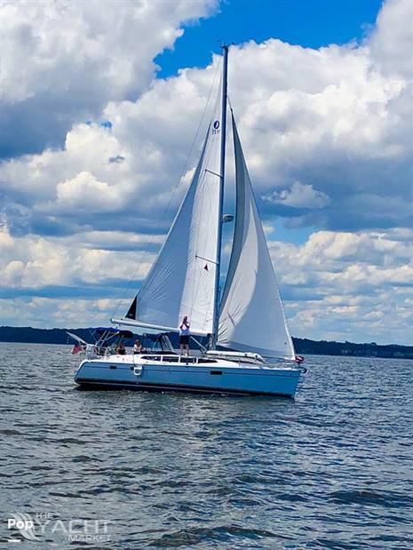 Hunter e36 - 2012 Hunter E36 Sailing