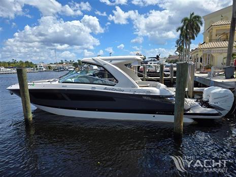 Four Winns H350 - 2019 Four Winns H350 boat docked on a sunny day, with palm trees and blue sky.