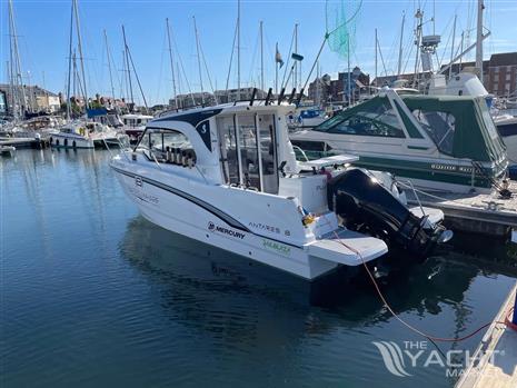 Beneteau Antares 8 Fishing