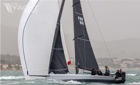 CAPE PERFORMANCE SAILING CAPE 31