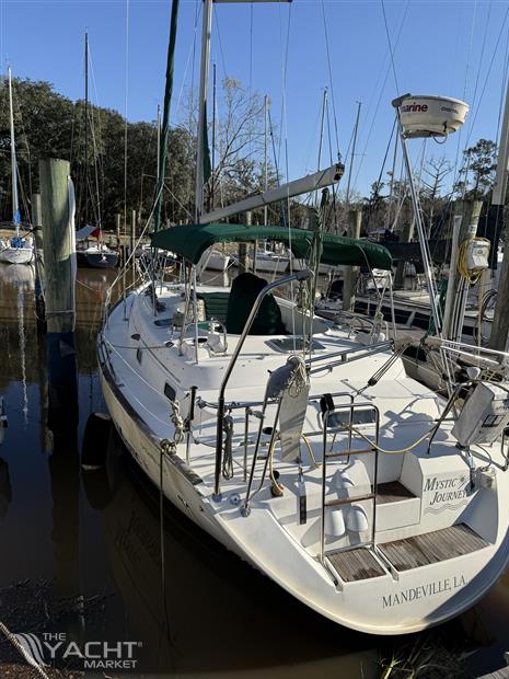 Beneteau Oceanis 36 CC - 1997 Beneteau Oceanis 36 CC sailboat docked in marina, Mandeville, LA.