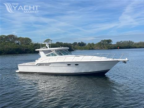 Tiara Yachts 4300 Open - 2001 Tiara Yachts 4300 Open cruising on a calm river.