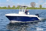 Robalo Center Console R222