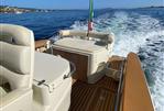 BOSTON WHALER OUTRAGE 320