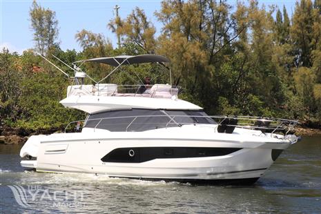 Prestige 420 Flybridge - Starboard View