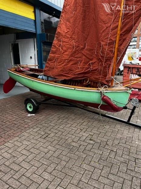 Custom Lug Sail Dinghy