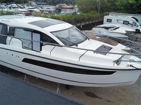 Sealine C335