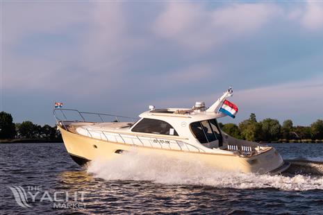 Mochi 44 Dolphin
