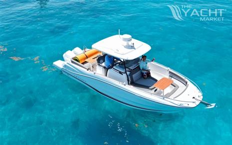 Jeanneau Leader 9.0 CC - 2023 Jeanneau Leader 9.0 CC boat on clear blue water, aerial view.