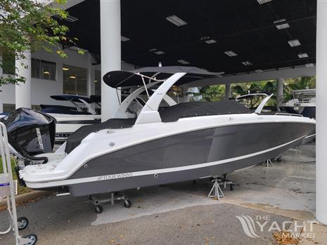 Four Winns HD5 OB - 2023 Four Winns HD5 OB boat displayed in a showroom.