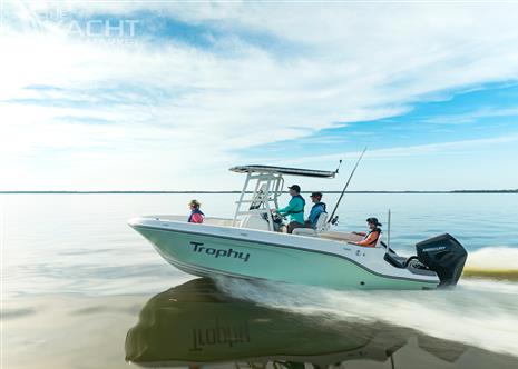 Bayliner Trophy 22 CC - 2024 Bayliner Trophy 22 CC boat cruising on calm water.