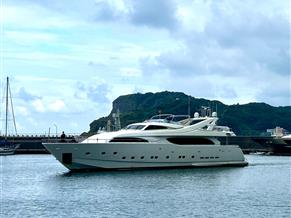 Ferretti Yachts Customline 112