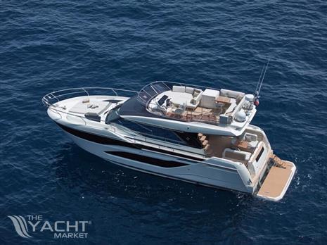 Prestige F4.9 - Prestige F4.9 yacht, 2025 model, cruising on open sea, aerial view.