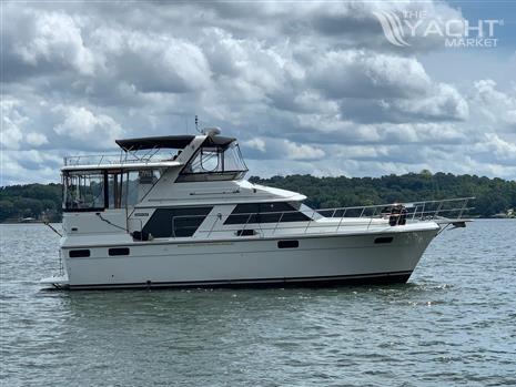 Carver 4207 - 1987 Carver 4207 yacht on a lake under cloudy skies.