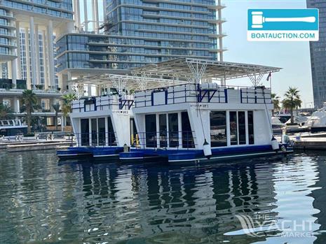 CUSTOM CATAMARAN HUISBOOT