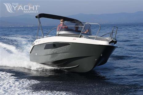 B2 MARINE CAP FERRET 702 SUN DECK