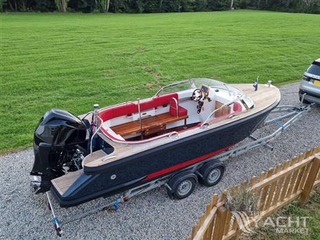 Cougar Custom Luxury Tender