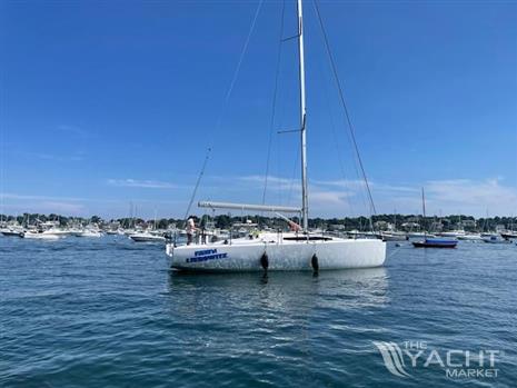 M.A.T. 1070 - Sailboat M.A.T. 1070 2024 anchored in a marina on a sunny day.