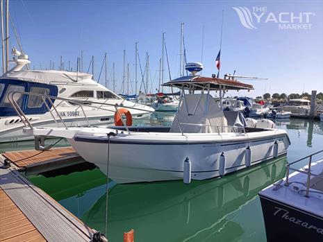 BOSTON WHALER OUTRAGE 26