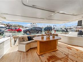 Ferretti Yachts 810