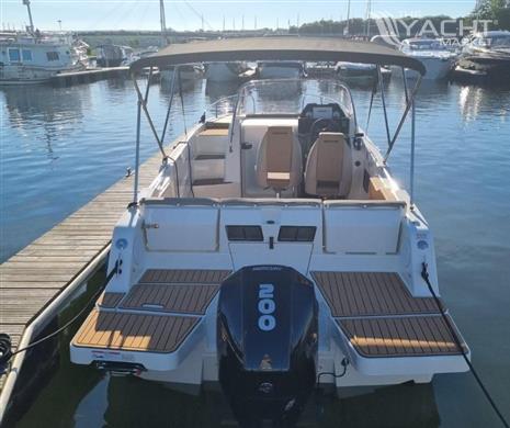 Quicksilver 755 sundeck