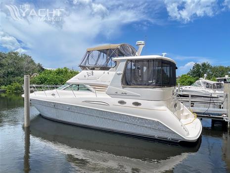 Sea Ray 420 Aft Cabin - 1998 Sea Ray 420 Aft Cabin yacht docked in a marina on a sunny day.