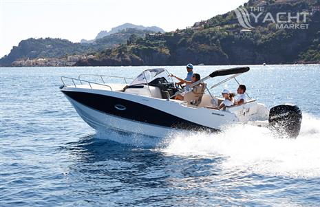 Quicksilver Active 755 Sundeck