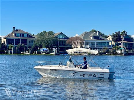 Robalo 1820 Center Console - 1994 Robalo 1820 Center Console boat cruising on a scenic lake.