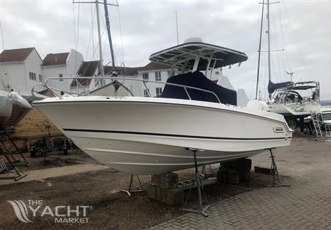 Boston Whaler 230 Outrage