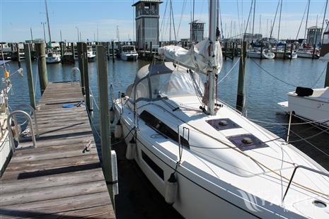 Beneteau Oceanis 30.1 - Beneteau Oceanis 30.1 sailboat docked at marina, 2022 model.