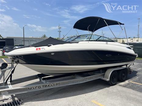 Sea Ray 220 Sundeck - 2013 Sea Ray 220 Sundeck - Photo #1