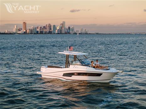 Jeanneau Leader 9.0 WA S2 - 2025 Jeanneau Leader 9.0 WA S2 cruising near city skyline at sunset.