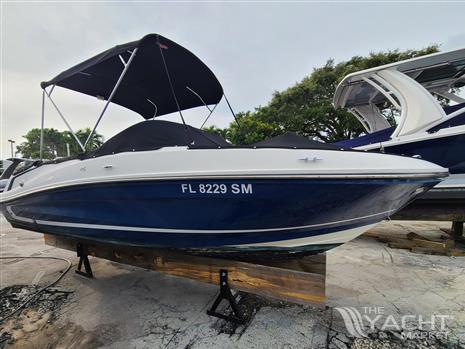 Bayliner VR5 Bowrider OB - 2019 Bayliner VR5 Bowrider OB with canopy, docked on a stand.