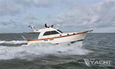 Sciallino 45 Flybridge #31 - Scillino-45-31-motor-yacht-for-sale-exterior-image-Lengers-Yachts-2-scaled.jpg