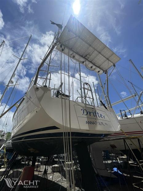 Hanse 470e - Port Aft showing davits