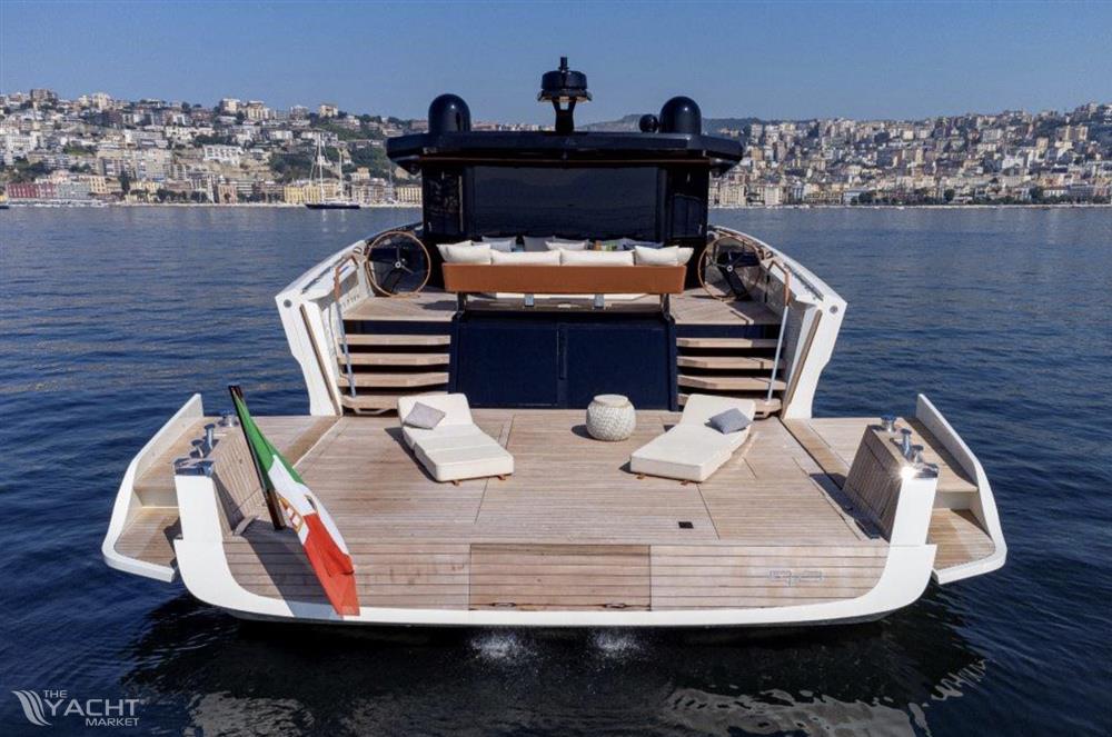Evo Yachts V8