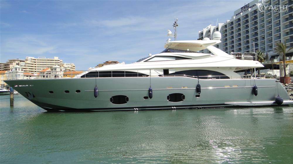 Ferretti Custom Line 97