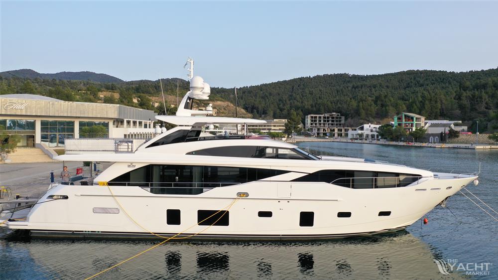 Princess 30M - Side view